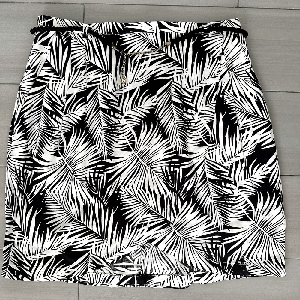 H&M Black and white split front mini skirt with small belt